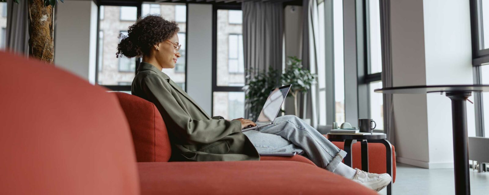 Geschäftsfrau tippt auf Laptop